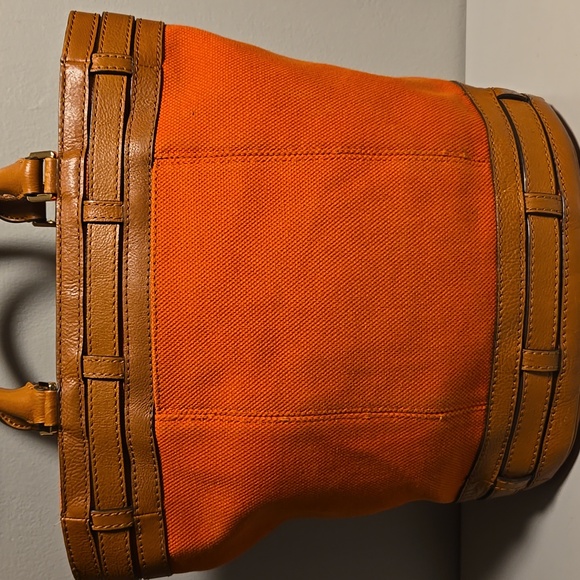 Michael Kors Bucket Bag Orange and Cognac Leather - Picture 4 of 16